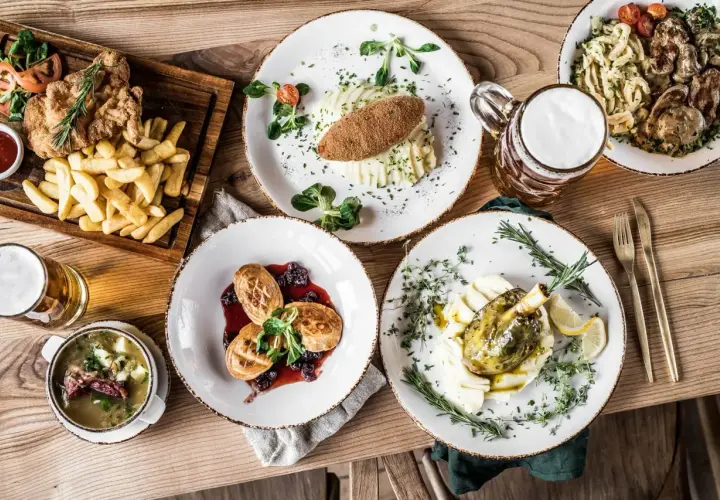 Góralski browar menu: schabowy z frytkami, kotlet ziemniaczany, golonka, zupa i oscypek z żurawiną.