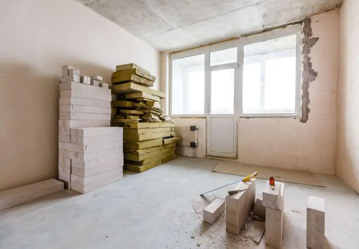 Materiały do ocieplenia ścian od wewnątrz: bloczki z betonu komórkowego i płyty z wełny mineralnej.