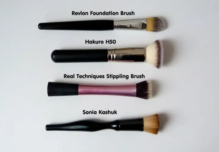Cztery pędzle do podkładu różnych marek: Revlon, Hakuro, Real Techniques, Sonia Kashuk.