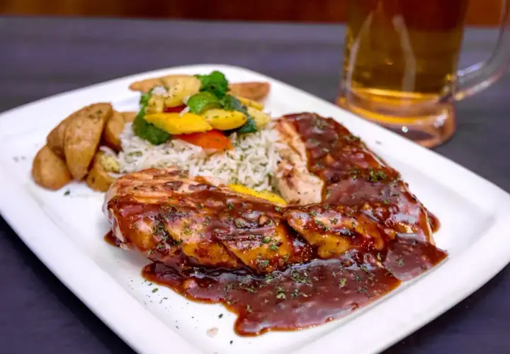 Odmień swoje BBQ dzięki 6 przepisom soczystego karczka z grilla