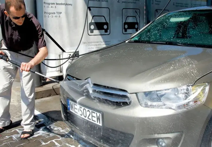Jak prawidłowo myć auto, aby uniknąć zarysowań i uszkodzeń