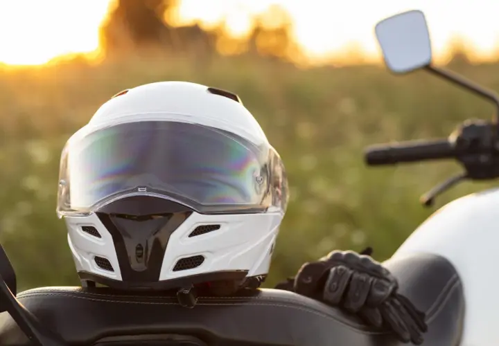 Kask otwarty czy zamknięty? Oto plusy i minusy obu rozwiązań