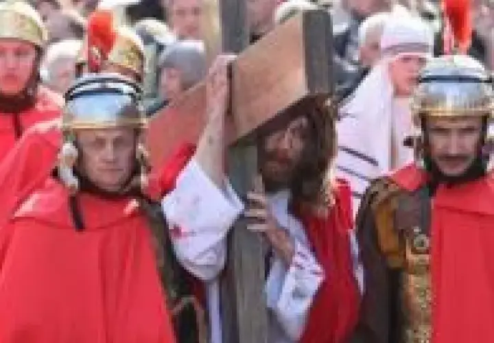 Jak wygląda msza w wielki piątek? Odkryj jej głębokie znaczenie