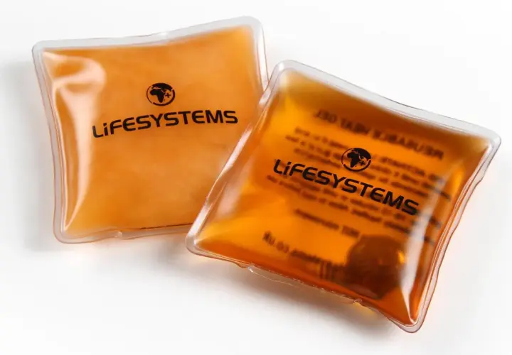Dwa żelowe ogrzewacze do rąk marki Lifesystems. Dowiedz się, jak działają ogrzewacze do rąk, by cieszyć się ciepłem w chłodne dni.