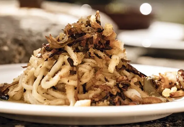 Piatto di pasta fresca con verdure croccanti, un'ottima idea su dove mangiare a Montepulciano per gustare sapori autentici.