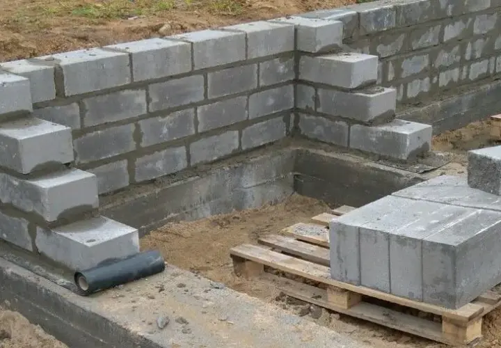 Papa pod fundament: jak prawidłowo zaizolować dom przed wilgocią