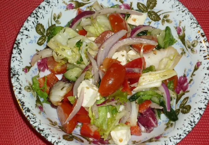 Pyszna sałatka z mix sałat, pomidorów, ogórka, sera feta i czerwonej cebuli. Idealna na lekki posiłek.