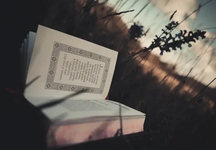 Co to testament w Biblii? Zrozumienie przymierza i jego znaczenia