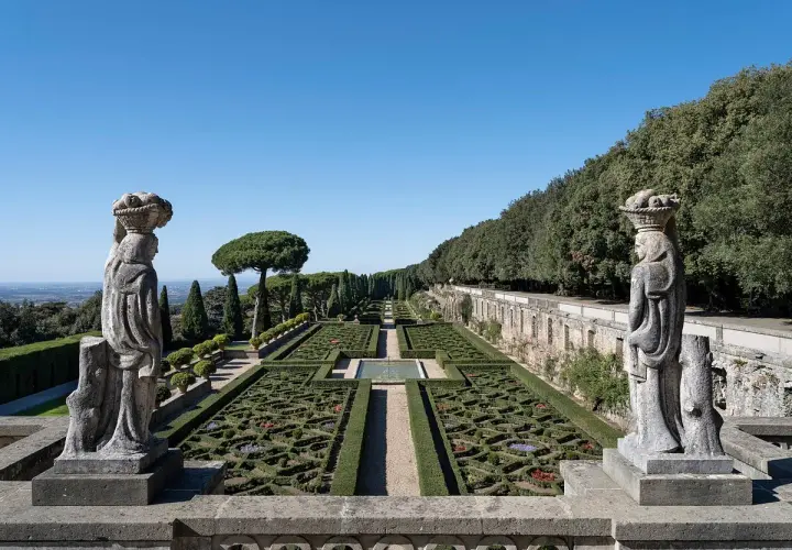 Jardins à la française de la Villa Barberini, avec des statues antiques, des parterres géométriques et une vue panoramique.