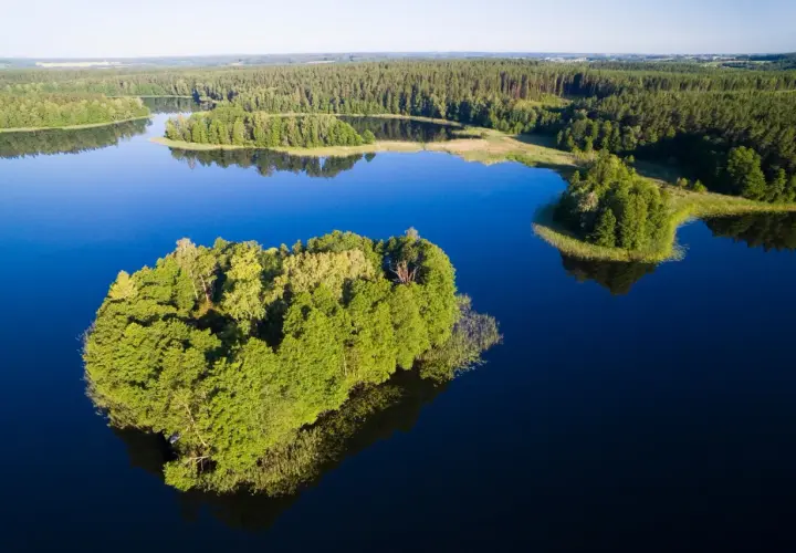 Zielone wyspy na błękitnym jeziorze, jakby pytanie "czy Polska ma jakieś wyspy" znalazło odpowiedź w naturze.