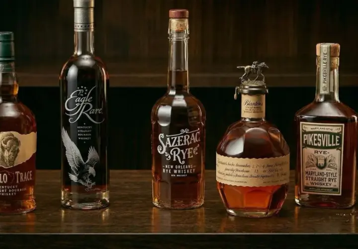 Pięć butelek whiskey: Buffalo Trace, Eagle Rare, Sazerac Rye, Blanton's, Pikesville Rye. Różnica między spirytusem rektyfikowanym a destylatem rolniczym jest tu widoczna w jakości i charakterze trunków.