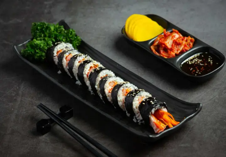 Kimbap a sushi: Kluczowe różnice w ryżu, nadzieniu i smaku