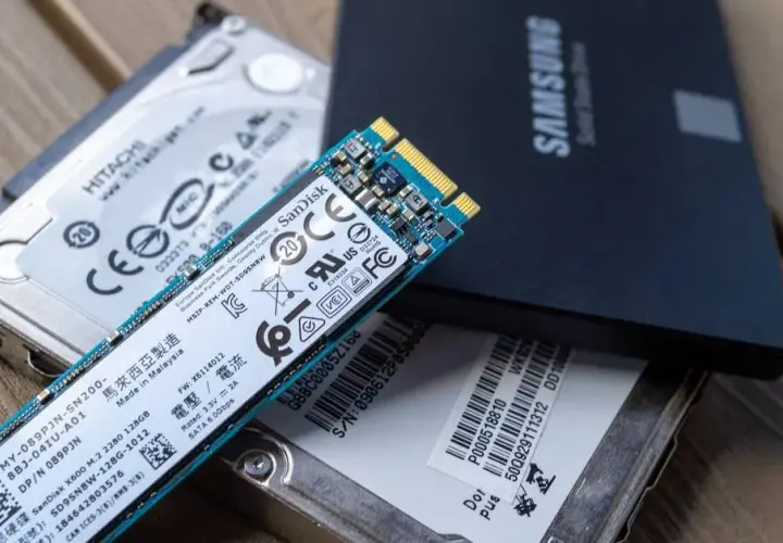 Ein M.2 SSD und zwei Festplatten liegen nebeneinander. Die SSD zeigt den smart status, der für eine schnelle Datenübertragung steht.