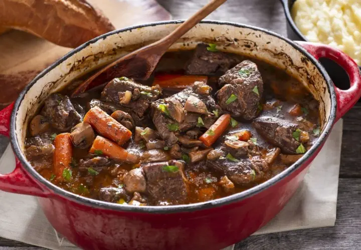Un saporito spezzatino di manzo con carote e funghi, pronto per essere gustato con pane fresco e purè.