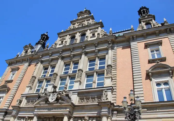 Sąd, gdzie co jeśli świadek nie stawił się na rozprawę. Budynek sądu z kamiennymi zdobieniami i ceglaną fasadą.