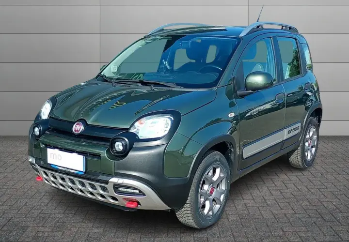 Fiat Panda Cross Diesel verde, pronta per ogni avventura.