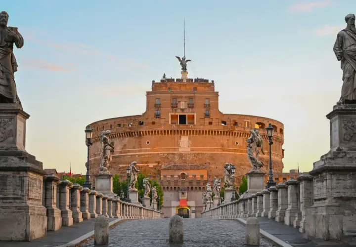 Ponte Sant'Angelo con statue di angeli e Castel Sant'Angelo sullo sfondo, un monumento la cui costruzione risale al II secolo d.C.
