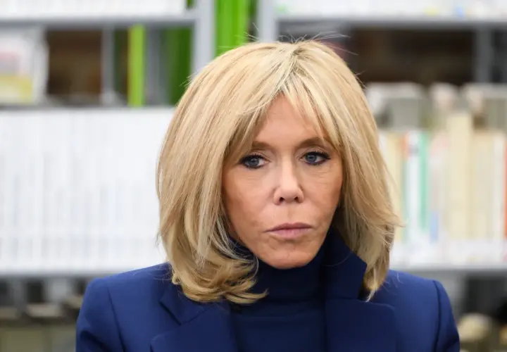 Brigitte Macron, w granatowym żakiecie, z blond włosami. Spekulacje o jej wyglądzie i ewentualnych operacjach plastycznych towarzyszą jej od lat.