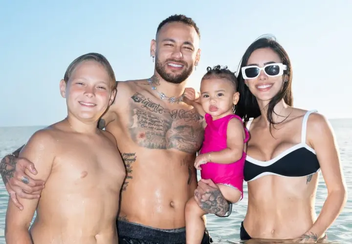 Neymar z rodziną na plaży. Jego dzieci, syn i córeczka, cieszą się wspólnym czasem.