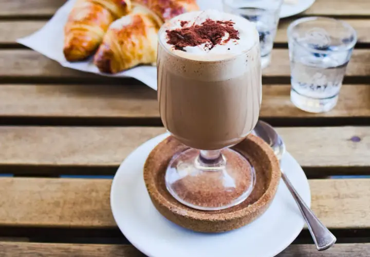 Włoski napój kawowy: odkryj sekrety cappuccino, latte i bicerin