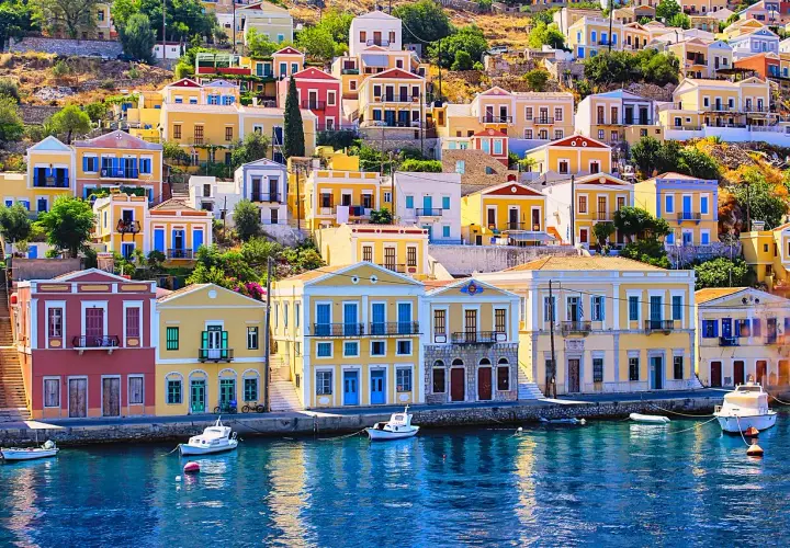 Kolorowe domy nad wodą, idealne na rejs na Symi z Rodos. Cena wycieczki może być niższa niż myślisz!