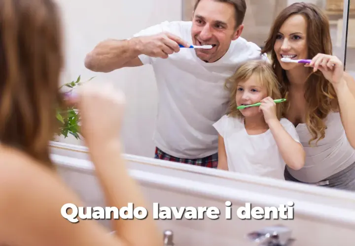 Famiglia che si lava i denti allo specchio. Quante volte lavare i denti? Almeno due volte al giorno per un sorriso sano.