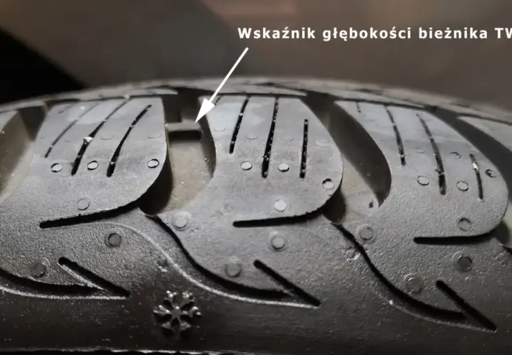 Wskaźnik TWI pokazuje, jak sprawdzić wysokość bieżnika opony. Gdy bieżnik zrówna się ze wskaźnikiem, opona jest zużyta.