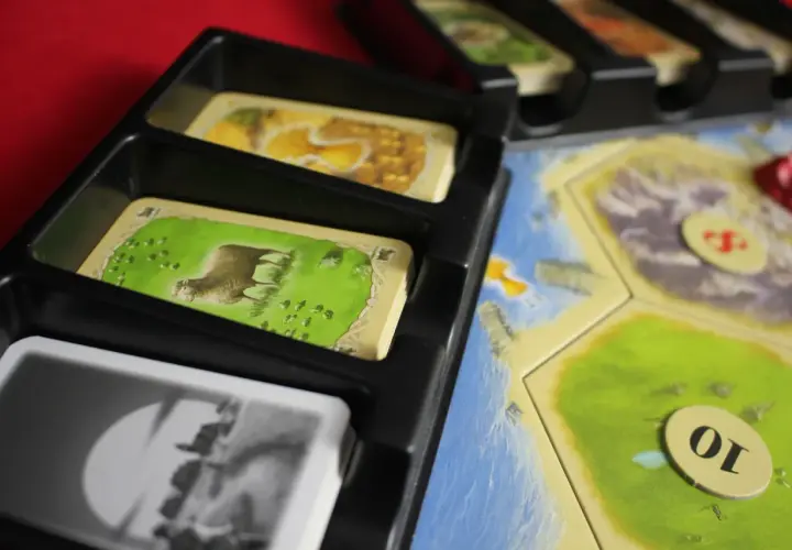 Catan recenzja: odkryj mocne i słabe strony kultowej gry planszowej