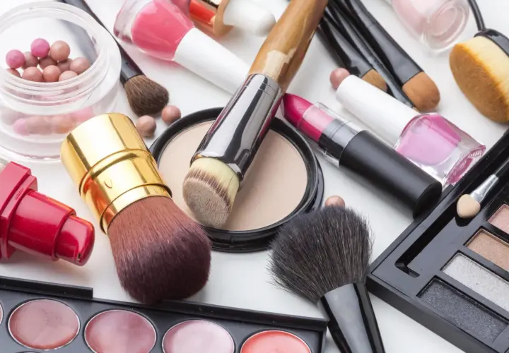 Pinceaux, rouges à lèvres, vernis et poudres pour un maquillage simple et chic.