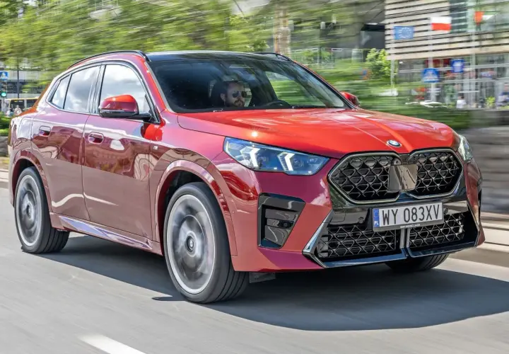 Czerwone BMW X2 w ruchu miejskim. Sprawdź aktualną bmw x2 cena i wybierz swój wymarzony model.