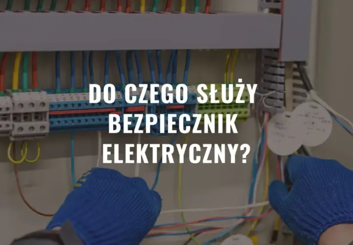 Ręce w niebieskich rękawiczkach pracują przy skrzynce z bezpiecznikami i przewodami elektrycznymi.