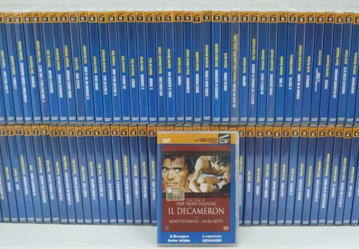 Una vasta collezione di DVD di film italiani, con "Il Decameron" di Pier Paolo Pasolini in primo piano, testimonia la ricca distribuzione cinematografica.