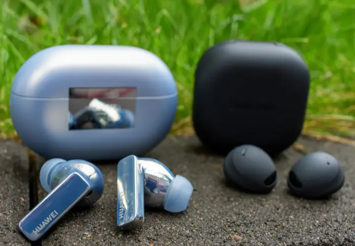 Słuchawki Huawei i Samsung obok siebie. Dowiedz się, jak podłączyć słuchawki Huawei z Samsungiem.
