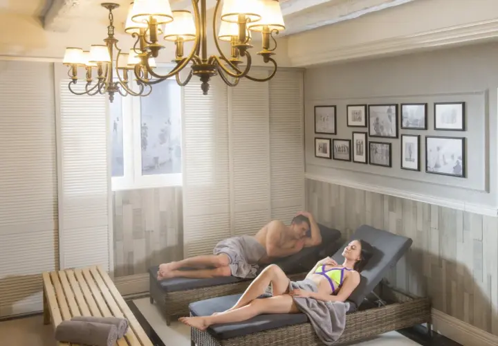Para relaksujący dzień w spa nad morzem dla dwojga. Para odpoczywa na leżakach, otoczona spokojną atmosferą.