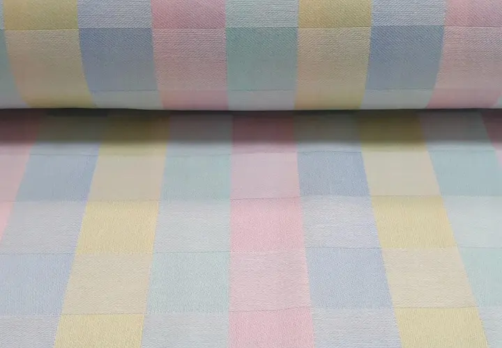 Miękki adamaszek w pastelową kratkę, idealny na letnie ubrania. Co to za materiał?