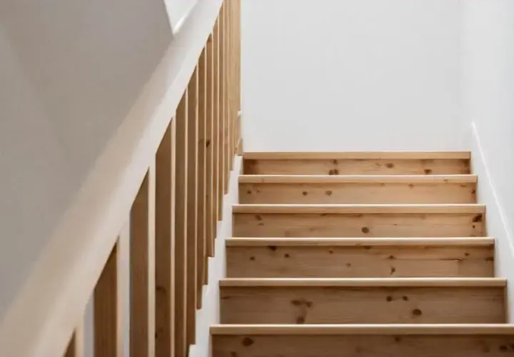 Jak bezpiecznie zabezpieczyć schody bez balustrady – proste i skuteczne rozwiązania
