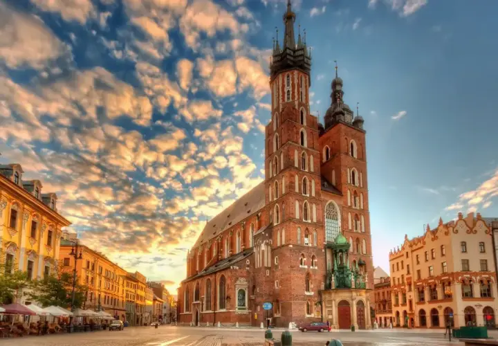 Bazylika Mariacka w Krakowie o zachodzie słońca.