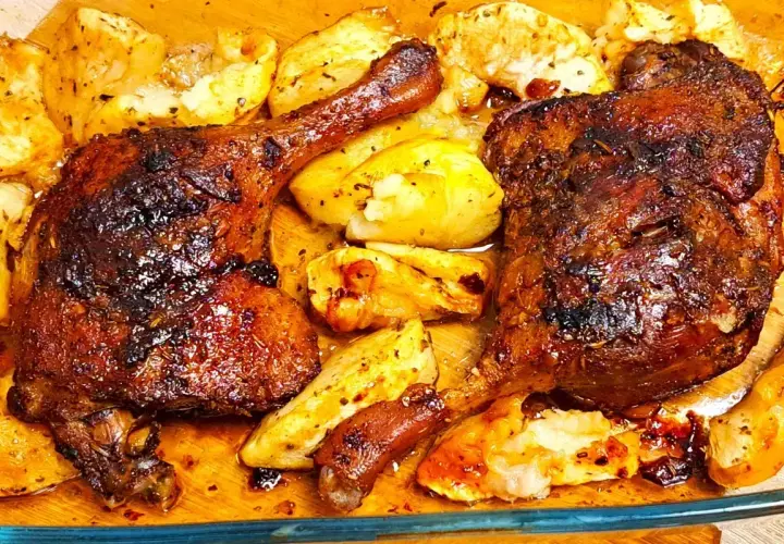 Pyszne, chrupiące udka z kaczki pieczone z ziemniakami. Aromatyczne przyprawy podkreślają smak dania.