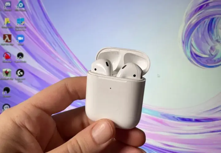 Jak podłączyć AirPods do komputera Windows? Białe słuchawki w etui, gotowe do sparowania z PC.