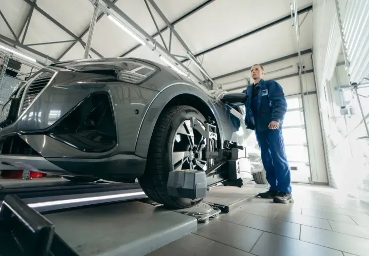 Mechanik samochodowy przy nowoczesnym aucie. Zastanawiasz się, ile zarabia elektromechanik samochodowy?