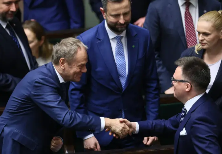 Donald Tusk ściska dłoń liderowi mniejszej partii. Czy to prawda o tajnych negocjacjach Donalda Tuska z liderami mniejszych partii koalicyjnych?