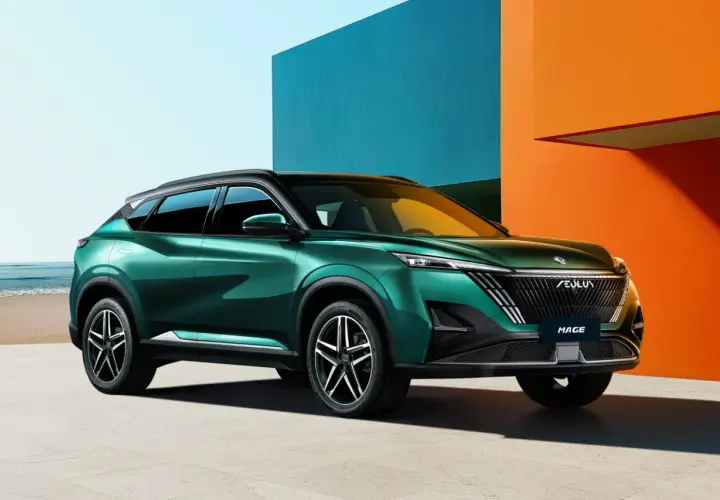 Elegante SUV Dongfeng Auto verde smeraldo, con sfondo colorato e spiaggia.
