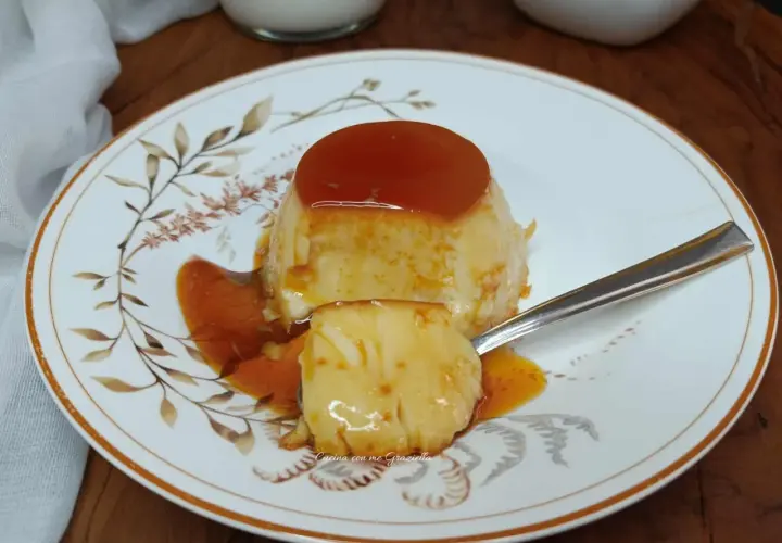 Un delizioso creme caramel, con la sua glassa dorata e la consistenza morbida, pronto per essere gustato.