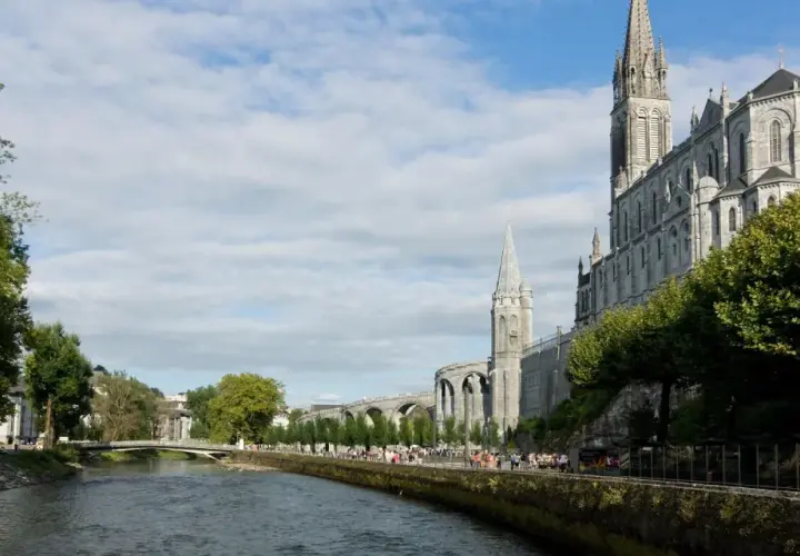 Lourdes: miejsce cudów, historia objawień i pielgrzymek w Francji