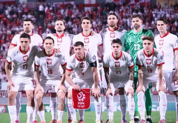 Piłkarze reprezentacji Polski w białych strojach, gotowi do gry w Lidze Narodów. Co to za rozgrywki? To prestiżowy turniej UEFA.
