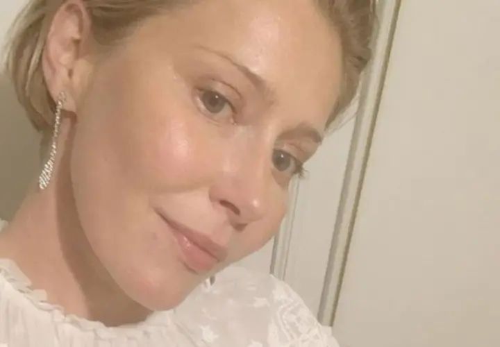 Katarzyna Warnke, wiek nie gra roli, gdy ma się tak promienny uśmiech i stylowe kolczyki.