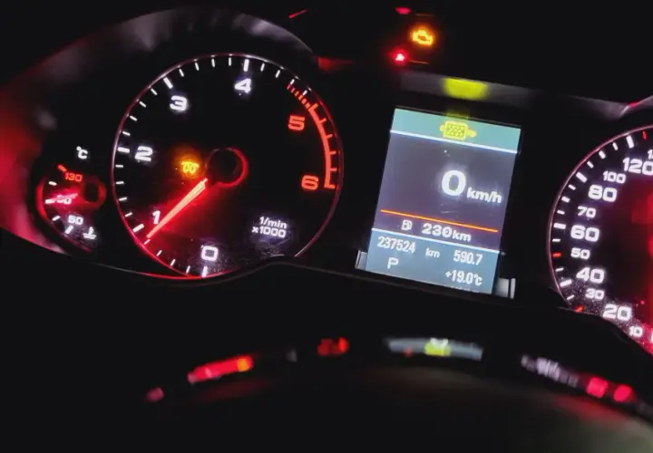 Kontrolka filtra DPF świeci się na desce rozdzielczej Audi A4 B8, wskazując potrzebę wypalania DPF. Przebieg 237524 km.