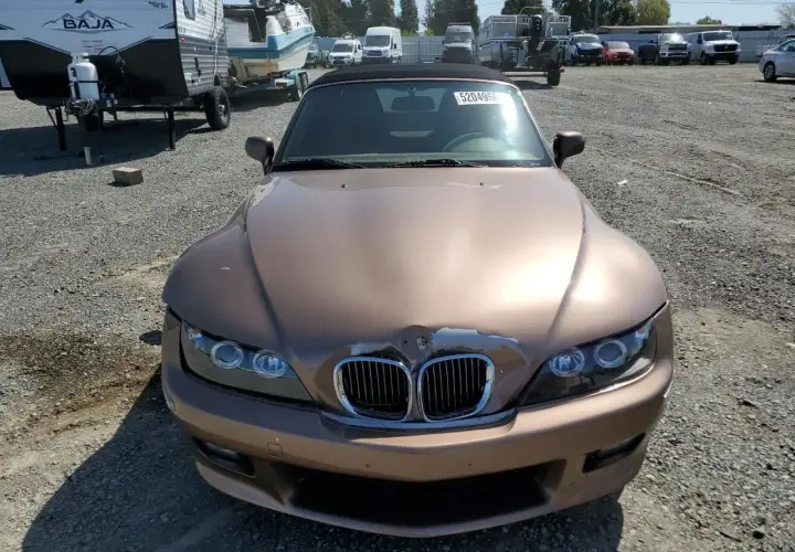 Brązowy kabriolet BMW Z3 z widocznymi uszkodzeniami maski i zderzaka.