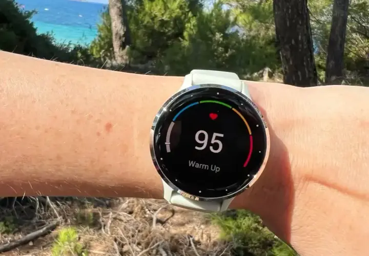 Garmin Venu 3 zeigt 95 bpm während des Aufwärmens. Die EKG-Funktion ist bereit für den Einsatz.