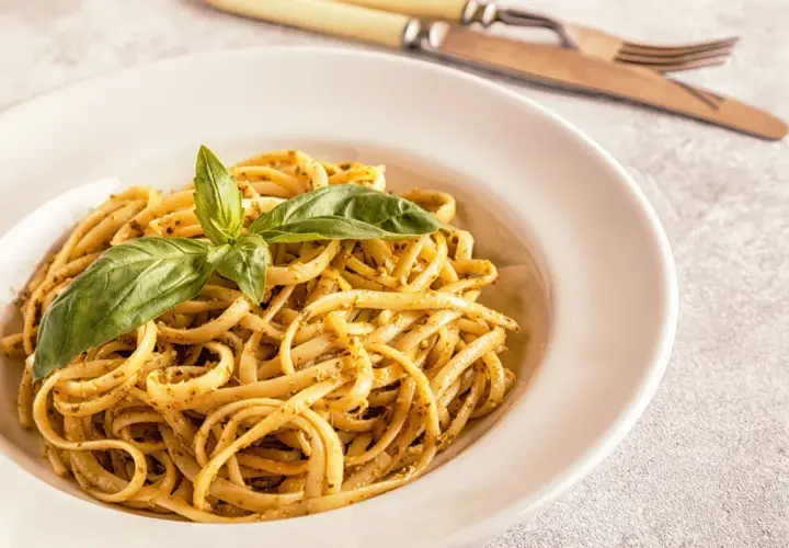 Pyszne linguine z pesto i bazylią. To danie to klasyka kuchni włoskiej, idealne na szybki obiad.